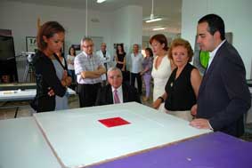 La consellera Lola Johnson i el vicerector Antonio Ariño (primera i segon per l'esquerra), junt amb altres autoritats, reben les obres.